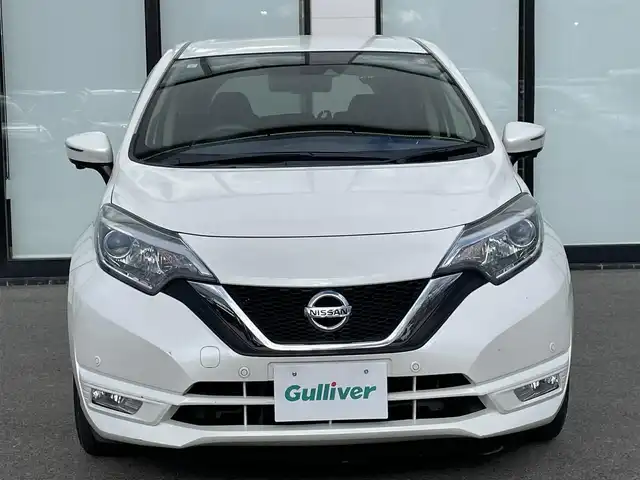 日産 ノート X 大阪府 2017(平29)年 3万km ブリリアントホワイトパール 純正ナビ　/   フルセグＴＶ/CD/DVD/Bluetooth/USB　/アラウンドビューモニター　/衝突軽減ブレーキ/コーナーセンサー　/デジタルインナーミラー　/ＧＲＡＳＳ14インチアルミホイール　/前方ドライブレコーダー/レーンキープアシスト　/純正フロアマット　/プッシュスタート　/オートライト　/スマートキー/取扱説明書/保証書/記録簿