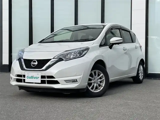 日産 ノート X 大阪府 2017(平29)年 3万km ブリリアントホワイトパール 純正ナビ　/   フルセグＴＶ/CD/DVD/Bluetooth/USB　/アラウンドビューモニター　/衝突軽減ブレーキ/コーナーセンサー　/デジタルインナーミラー　/ＧＲＡＳＳ14インチアルミホイール　/前方ドライブレコーダー/レーンキープアシスト　/純正フロアマット　/プッシュスタート　/オートライト　/スマートキー/取扱説明書/保証書/記録簿