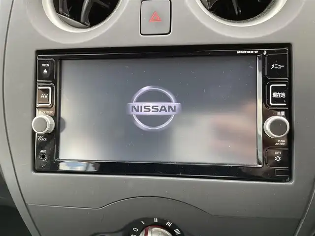 日産 ノート X 大阪府 2017(平29)年 3万km ブリリアントホワイトパール 純正ナビ　/   フルセグＴＶ/CD/DVD/Bluetooth/USB　/アラウンドビューモニター　/衝突軽減ブレーキ/コーナーセンサー　/デジタルインナーミラー　/ＧＲＡＳＳ14インチアルミホイール　/前方ドライブレコーダー/レーンキープアシスト　/純正フロアマット　/プッシュスタート　/オートライト　/スマートキー/取扱説明書/保証書/記録簿