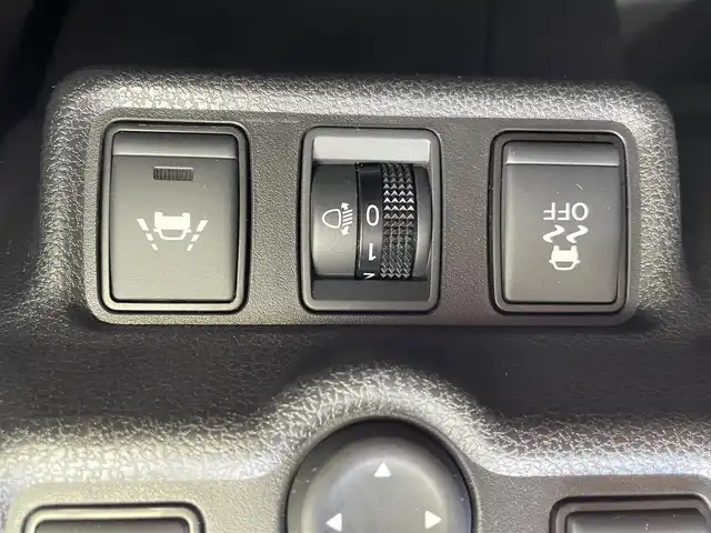 日産 ノート X 大阪府 2017(平29)年 3万km ブリリアントホワイトパール 純正ナビ　/   フルセグＴＶ/CD/DVD/Bluetooth/USB　/アラウンドビューモニター　/衝突軽減ブレーキ/コーナーセンサー　/デジタルインナーミラー　/ＧＲＡＳＳ14インチアルミホイール　/前方ドライブレコーダー/レーンキープアシスト　/純正フロアマット　/プッシュスタート　/オートライト　/スマートキー/取扱説明書/保証書/記録簿