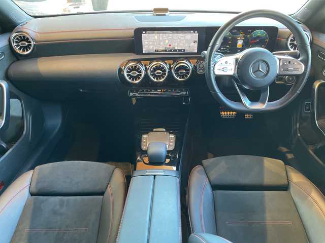 メルセデス・ベンツ ＣＬＡ２００ｄ AMGライン 高知県 2020(令2)年 1.6万km デジタルホワイト レーダーセーフティパッケージ/10.25インチワイドディスプレイ/【地デジTV/BT】/道路標識アシスト/パーキングアシスト/アクティブクルーズコントロール/アクティブレーンチェンジアシスト/アクティブブレーキアシスト/ブラインドスポットアシスト/アクティブレーンキーピングアシスト/アンビエントライト/ナッパ革巻きステアリング/ハーフレザーシート/パワーシート【シートメモリ機能付き】/シートヒーター/キーレスゴー/マルチビームLEDヘッドランプ/アダプティブハイビームアシストプラス/１８インチＡＭＧ製アルミホイール/ドラレコ