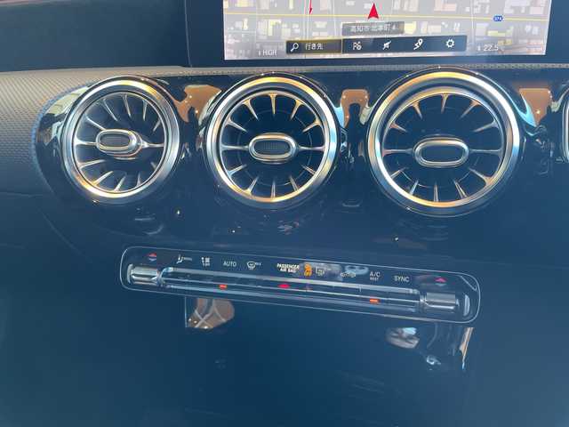 メルセデス・ベンツ ＣＬＡ２００ｄ AMGライン 高知県 2020(令2)年 1.6万km デジタルホワイト レーダーセーフティパッケージ/10.25インチワイドディスプレイ/【地デジTV/BT】/道路標識アシスト/パーキングアシスト/アクティブクルーズコントロール/アクティブレーンチェンジアシスト/アクティブブレーキアシスト/ブラインドスポットアシスト/アクティブレーンキーピングアシスト/アンビエントライト/ナッパ革巻きステアリング/ハーフレザーシート/パワーシート【シートメモリ機能付き】/シートヒーター/キーレスゴー/マルチビームLEDヘッドランプ/アダプティブハイビームアシストプラス/１８インチＡＭＧ製アルミホイール/ドラレコ