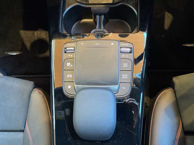 メルセデス・ベンツ ＣＬＡ２００ｄ AMGライン 高知県 2020(令2)年 1.6万km デジタルホワイト レーダーセーフティパッケージ/10.25インチワイドディスプレイ/【地デジTV/BT】/道路標識アシスト/パーキングアシスト/アクティブクルーズコントロール/アクティブレーンチェンジアシスト/アクティブブレーキアシスト/ブラインドスポットアシスト/アクティブレーンキーピングアシスト/アンビエントライト/ナッパ革巻きステアリング/ハーフレザーシート/パワーシート【シートメモリ機能付き】/シートヒーター/キーレスゴー/マルチビームLEDヘッドランプ/アダプティブハイビームアシストプラス/１８インチＡＭＧ製アルミホイール/ドラレコ