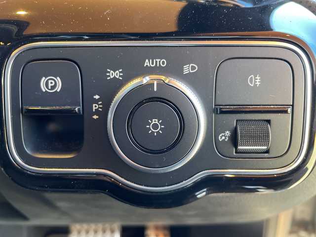 メルセデス・ベンツ ＣＬＡ２００ｄ AMGライン 高知県 2020(令2)年 1.6万km デジタルホワイト レーダーセーフティパッケージ/10.25インチワイドディスプレイ/【地デジTV/BT】/道路標識アシスト/パーキングアシスト/アクティブクルーズコントロール/アクティブレーンチェンジアシスト/アクティブブレーキアシスト/ブラインドスポットアシスト/アクティブレーンキーピングアシスト/アンビエントライト/ナッパ革巻きステアリング/ハーフレザーシート/パワーシート【シートメモリ機能付き】/シートヒーター/キーレスゴー/マルチビームLEDヘッドランプ/アダプティブハイビームアシストプラス/１８インチＡＭＧ製アルミホイール/ドラレコ