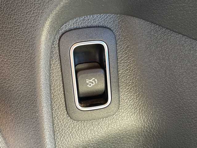 メルセデス・ベンツ ＣＬＡ２００ｄ AMGライン 高知県 2020(令2)年 1.6万km デジタルホワイト レーダーセーフティパッケージ/10.25インチワイドディスプレイ/【地デジTV/BT】/道路標識アシスト/パーキングアシスト/アクティブクルーズコントロール/アクティブレーンチェンジアシスト/アクティブブレーキアシスト/ブラインドスポットアシスト/アクティブレーンキーピングアシスト/アンビエントライト/ナッパ革巻きステアリング/ハーフレザーシート/パワーシート【シートメモリ機能付き】/シートヒーター/キーレスゴー/マルチビームLEDヘッドランプ/アダプティブハイビームアシストプラス/１８インチＡＭＧ製アルミホイール/ドラレコ