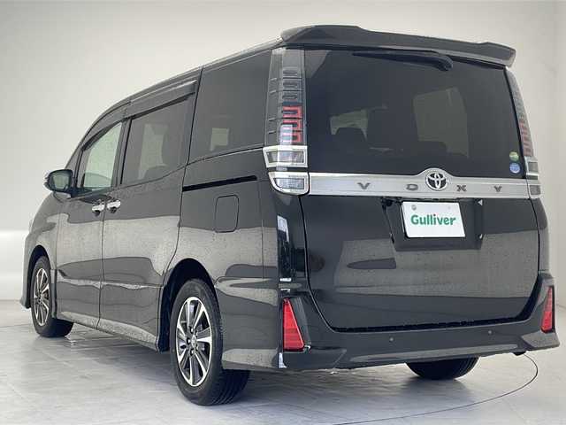 トヨタ ヴォクシー ZS 煌Ⅱ 沖縄県 2019(令1)年 5.4万km イナズマスパーキングブラックガラスフレーク 社外ナビゲーション(AVIC-PW802)/フルセグＴＶ/Ｂｌｕｅｔｏｏｔｈ/バックカメラ/アルパインフリップダウンモニター/両側パワースライドドア/ＥＴＣ/衝突軽減ブレーキ/ＬＥＤヘッドライト/スマートキー＆プッシュスタート/ＵＳＢポート/ドアバイザー/純正15インチアルミホイル
