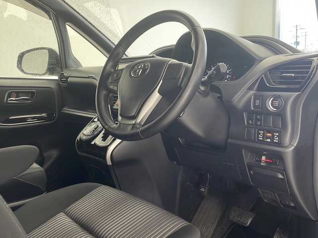トヨタ ヴォクシー ZS 煌Ⅱ 沖縄県 2019(令1)年 5.4万km イナズマスパーキングブラックガラスフレーク 社外ナビゲーション(AVIC-PW802)/フルセグＴＶ/Ｂｌｕｅｔｏｏｔｈ/バックカメラ/アルパインフリップダウンモニター/両側パワースライドドア/ＥＴＣ/衝突軽減ブレーキ/ＬＥＤヘッドライト/スマートキー＆プッシュスタート/ＵＳＢポート/ドアバイザー/純正15インチアルミホイル