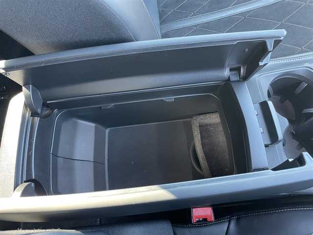 プジョー ５００８ GT ブルーHDi 埼玉県 2018(平30)年 5.6万km パール 純正ナビ/・USB/AUX/CarPlay/BT/Radio/全方位カメラ/黒ハーフレザーシート/パワーバックドア/レーンキープアシスト/コーナーセンサー/社外ドライブレコーダー/ブラインドスポット/アンビエントライト/パークアシスト/置くだけ充電/ダブルエアバッグ/サイドエアバッグ/アンチロックブレーキ/ダウンヒルアシスト/アダプティブクルーズコントロール