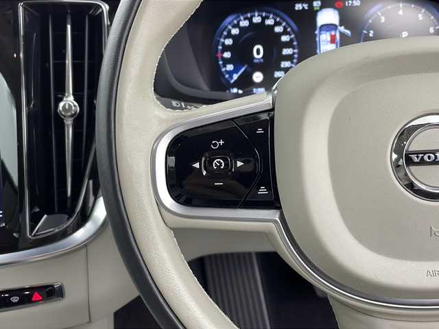 ボルボ Ｖ６０ T5 インスクリプション 鹿児島県 2019(令1)年 3.2万km クリスタルホワイトP 純正メモリナビ/(Bluetooth/USB/AppleCarPlay/AndroidAuto)/harman/kardonサウンドシステム/360°ビューモニター/革シート/パワーシート/オットマン/前後ドライブレコーダー/ルーフキャリア/ETC/電動リアゲート/アイドリングストップ/アダプティブクルーズコントロール/クロストラフィックアラート/レーンキーピングアシスト/クリアランスソナー/LEDヘッドライト/コーナリングライト/オートマチックハイビーム/スマートキー