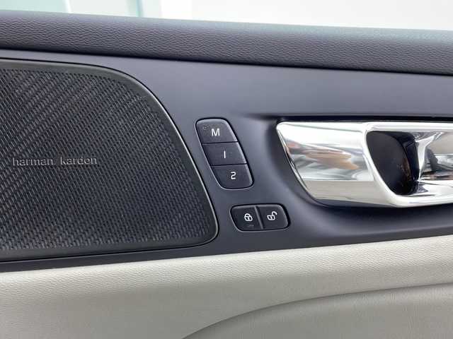 ボルボ Ｖ６０ T5 インスクリプション 鹿児島県 2019(令1)年 3.2万km クリスタルホワイトP 純正メモリナビ/(Bluetooth/USB/AppleCarPlay/AndroidAuto)/harman/kardonサウンドシステム/360°ビューモニター/革シート/パワーシート/オットマン/前後ドライブレコーダー/ルーフキャリア/ETC/電動リアゲート/アイドリングストップ/アダプティブクルーズコントロール/クロストラフィックアラート/レーンキーピングアシスト/クリアランスソナー/LEDヘッドライト/コーナリングライト/オートマチックハイビーム/スマートキー