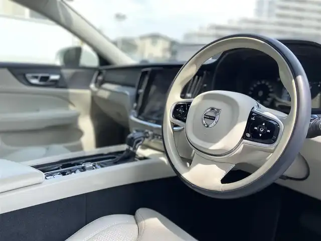 ボルボ Ｖ６０ T5 インスクリプション 栃木県 2019(令1)年 3.3万km クリスタルホワイトP harman/kardon/全方位カメラ/白革シート/HUD/ACC/レーンキープ/ブラインドS/純正ナビ/フルセグ /パワーシート/シートヒーター/シートベンチレーター/白革/電動リアゲート/ETC/LED/純正18インチAW/社外ドラレコ前後