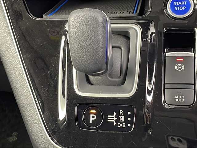 日産 セレナ e－パワー ハイウェイスター G 埼玉県 2019(令1)年 2.3万km ブリリアントホワイトパール 後席モニター/純正ナビ　/全方位カメラ　/ＢＳＭ　/シートヒーター　/デジタルインナーミラー　/前後ドライブレコーダー　/プロパイロット　/ステアリングヒーター　/ＥＴＣ　/ブレードホールド　/自動駐車システム　/衝突軽減システム/純正アルミホイール/ＬＥＤヘッドライト