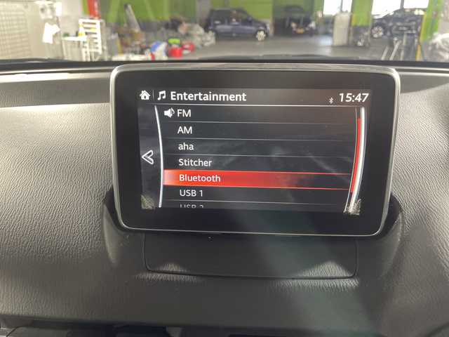 マツダ デミオ 13S 沖縄県 2015(平27)年 14.1万km ソウルレッドプレミアムメタリック 「禁煙車/ワンオーナー/純正ディスプレイオーディオ/Ｂｌｕｅｔｏｏｔｈ/バックカメラ/ＬＥＤヘッドライト/アイドリングストップ/オートライト/電動格納ミラー/横滑り防止装置/スペアキー/取扱説明書/保証書