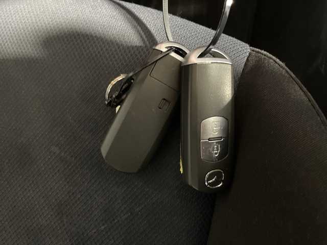 マツダ デミオ 13S 沖縄県 2015(平27)年 14.1万km ソウルレッドプレミアムメタリック 「禁煙車/ワンオーナー/純正ディスプレイオーディオ/Ｂｌｕｅｔｏｏｔｈ/バックカメラ/ＬＥＤヘッドライト/アイドリングストップ/オートライト/電動格納ミラー/横滑り防止装置/スペアキー/取扱説明書/保証書