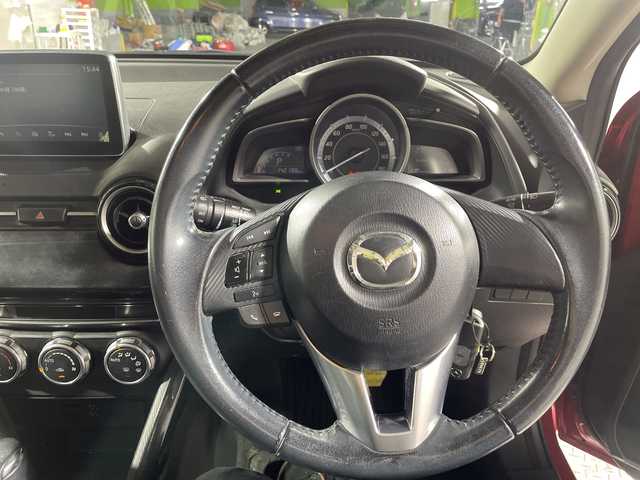 マツダ デミオ 13S 沖縄県 2015(平27)年 14.1万km ソウルレッドプレミアムメタリック 「禁煙車/ワンオーナー/純正ディスプレイオーディオ/Ｂｌｕｅｔｏｏｔｈ/バックカメラ/ＬＥＤヘッドライト/アイドリングストップ/オートライト/電動格納ミラー/横滑り防止装置/スペアキー/取扱説明書/保証書