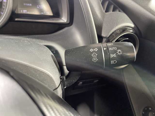 マツダ デミオ 13S 沖縄県 2015(平27)年 14.1万km ソウルレッドプレミアムメタリック 「禁煙車/ワンオーナー/純正ディスプレイオーディオ/Ｂｌｕｅｔｏｏｔｈ/バックカメラ/ＬＥＤヘッドライト/アイドリングストップ/オートライト/電動格納ミラー/横滑り防止装置/スペアキー/取扱説明書/保証書