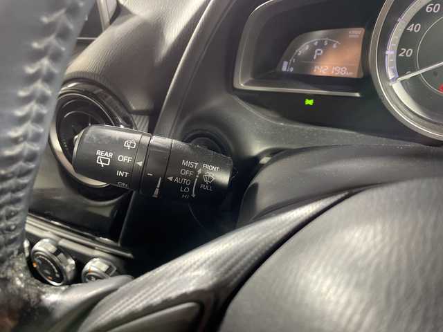 マツダ デミオ 13S 沖縄県 2015(平27)年 14.1万km ソウルレッドプレミアムメタリック 「禁煙車/ワンオーナー/純正ディスプレイオーディオ/Ｂｌｕｅｔｏｏｔｈ/バックカメラ/ＬＥＤヘッドライト/アイドリングストップ/オートライト/電動格納ミラー/横滑り防止装置/スペアキー/取扱説明書/保証書