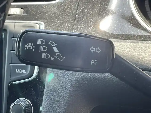 フォルクスワーゲン ゴルフ Ｒ 滋賀県 2014(平26)年 6.9万km ブラック 純正ナビ/（CD/DVD/SD/Bluetooth/AUX/USB）/ビルトインETC/レーンキープアシストシステム/革巻きステアリング/追従型クルーズコントロール/ステアリングリモコン/レザーシート/D席パワーシート/前席シートヒーター/HIDヘッドライト/フォグランプ/オートヘッドライト/電動パーキングブレーキ/オートホールドブレーキ/積み込みサマータイヤ/スペアキー1本/純正アルミホイール
