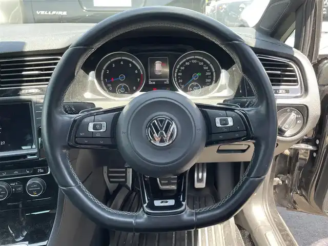 フォルクスワーゲン ゴルフ Ｒ 滋賀県 2014(平26)年 6.9万km ブラック 純正ナビ/（CD/DVD/SD/Bluetooth/AUX/USB）/ビルトインETC/レーンキープアシストシステム/革巻きステアリング/追従型クルーズコントロール/ステアリングリモコン/レザーシート/D席パワーシート/前席シートヒーター/HIDヘッドライト/フォグランプ/オートヘッドライト/電動パーキングブレーキ/オートホールドブレーキ/積み込みサマータイヤ/スペアキー1本/純正アルミホイール