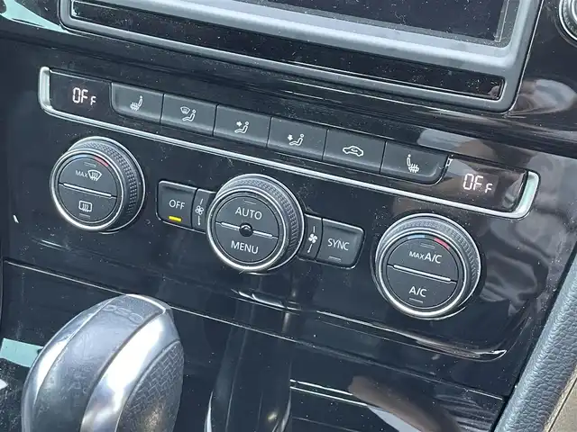 フォルクスワーゲン ゴルフ Ｒ 滋賀県 2014(平26)年 6.9万km ブラック 純正ナビ/（CD/DVD/SD/Bluetooth/AUX/USB）/ビルトインETC/レーンキープアシストシステム/革巻きステアリング/追従型クルーズコントロール/ステアリングリモコン/レザーシート/D席パワーシート/前席シートヒーター/HIDヘッドライト/フォグランプ/オートヘッドライト/電動パーキングブレーキ/オートホールドブレーキ/積み込みサマータイヤ/スペアキー1本/純正アルミホイール