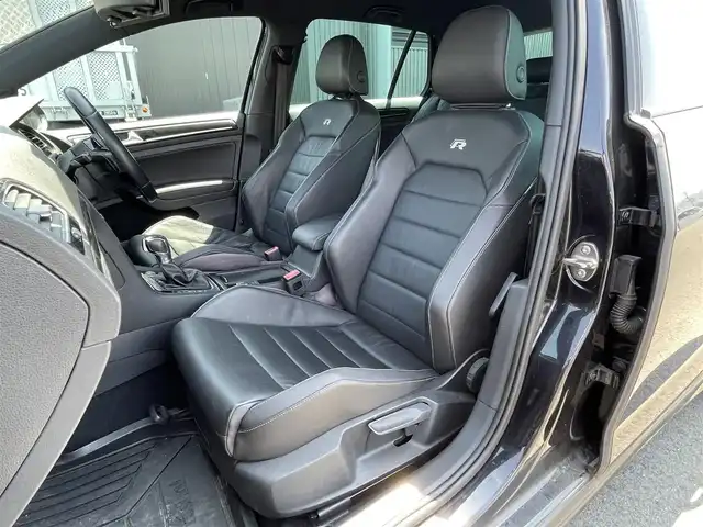 フォルクスワーゲン ゴルフ Ｒ 滋賀県 2014(平26)年 6.9万km ブラック 純正ナビ/（CD/DVD/SD/Bluetooth/AUX/USB）/ビルトインETC/レーンキープアシストシステム/革巻きステアリング/追従型クルーズコントロール/ステアリングリモコン/レザーシート/D席パワーシート/前席シートヒーター/HIDヘッドライト/フォグランプ/オートヘッドライト/電動パーキングブレーキ/オートホールドブレーキ/積み込みサマータイヤ/スペアキー1本/純正アルミホイール