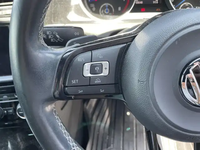 フォルクスワーゲン ゴルフ Ｒ 滋賀県 2014(平26)年 6.9万km ブラック 純正ナビ/（CD/DVD/SD/Bluetooth/AUX/USB）/ビルトインETC/レーンキープアシストシステム/革巻きステアリング/追従型クルーズコントロール/ステアリングリモコン/レザーシート/D席パワーシート/前席シートヒーター/HIDヘッドライト/フォグランプ/オートヘッドライト/電動パーキングブレーキ/オートホールドブレーキ/積み込みサマータイヤ/スペアキー1本/純正アルミホイール