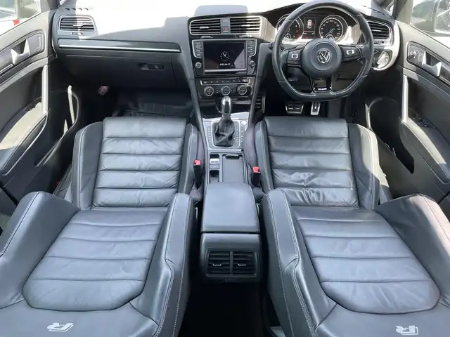 フォルクスワーゲン ゴルフ Ｒ 滋賀県 2014(平26)年 6.9万km ブラック 純正ナビ/（CD/DVD/SD/Bluetooth/AUX/USB）/ビルトインETC/レーンキープアシストシステム/革巻きステアリング/追従型クルーズコントロール/ステアリングリモコン/レザーシート/D席パワーシート/前席シートヒーター/HIDヘッドライト/フォグランプ/オートヘッドライト/電動パーキングブレーキ/オートホールドブレーキ/積み込みサマータイヤ/スペアキー1本/純正アルミホイール