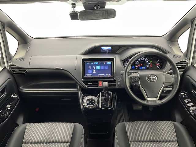 トヨタ ノア Si 宮崎県 2017(平29)年 5.9万km ホワイトパールクリスタルシャイン 禁煙車/トヨタセーフティセンス/純正9型ナビTV/（NSZT-Y66T/CD/DVD/Bluetooth/フルセグTV)/純正バックカメラ/純正ビルトインETC[/純正16インチアルミ/純正TRDスポイラー（フロント/LEDデイライト）/純正ルーフエンドスポイラー/純正LEDオートライト/純正LEDフォグ/純正フロアマット/両側電動スライドドア/プリクラッシュセーフティ/レーンディパーチャーアラート/オートマチックハイビーム/クルーズコントロール/Wオートエアコン/ウインカードアミラー/オート電動格納ミラー/ドライブレコーダー/本革巻ハンドル/スマートキー/プッシュエンジンスタート/新車時保証書/取扱い説明書