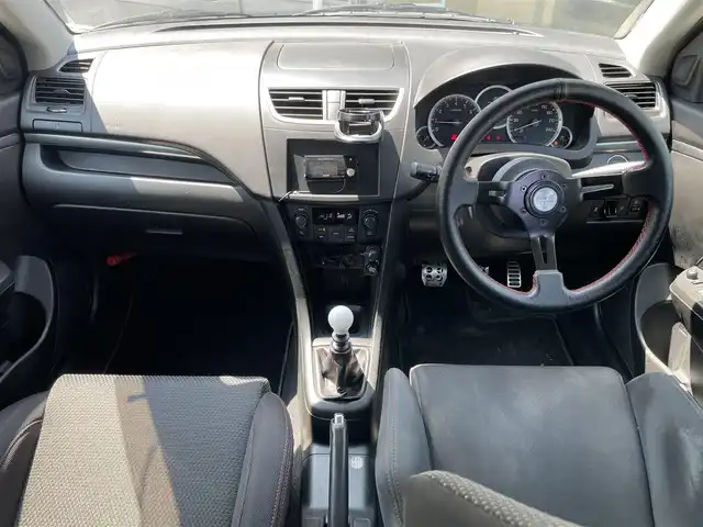 スズキ スイフト スポーツ 新潟県 2014(平26)年 14.8万km スノーホワイトパール ワンオーナー/６MT/運転席レカロシート/社外ステアリング装着/ドアバイザー/プッシュスタート/純正フロアマット/純正運転席シート車載/純正ステアリング車載