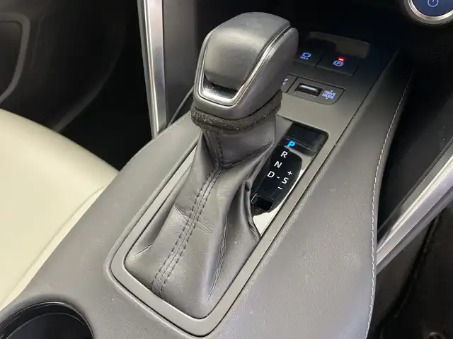 トヨタ ハリアー ハイブリッド S 鹿児島県 2021(令3)年 3.7万km ホワイトパールクリスタルシャイン ディスプレイオーディオ/ＢＴ Ｍｉｒａｃａｓｔ/レーダークルーズコントロール/レーンキープアシスト/電子パーキング/ＡＵＴＯＨＯＬＤ/前後ドライブレコーダー(DRV-MR450)/オートリトラミラー/ＥＴＣ/ＬＥＤヘッドライト/オートマチックハイビーム/AUTOライト/ＩＳＯＦＩＸ/革巻きステアリング/純正ドアバイザー/純正17インチアルミホイール