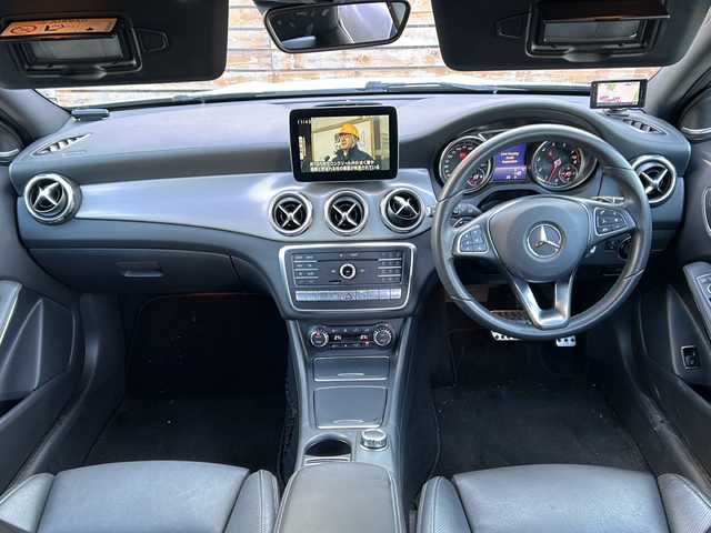 メルセデス・ベンツ ＧＬＡ２５０ 4マチック 青森県 2017(平29)年 4.6万km カルサイトホワイト オプション/パノラミックスライディングルーフ/レザーエクスクルーシブパッケージ/-本革シート/-メモリ付きパワーシート/-ブラッシュドアルミニウムインテリアトリム/-マルチカラーアンビエントライト/-harman/kardonサラウンドサウンド/-ベーシックパッケージプラス/レーダーセーフティパッケージ/-ブラインドスポットアシスト/-ディスタンスパイロットディストロニック/-レーンキーピングアシスト/-PRE SAFE/COMMANDシステムナビゲーション/-HDDナビ/フルセグTV/ETC2.0/(CD/DVD/Bluetooth/USB/CarPlay)/主要装備/バックカメラ/シートヒーター/パドルシフト/パワーバックドア/ダウンヒルアシスト/GPSレーダー探知機/純正18インチアルミホイール/HIDヘッドライト/ハイビームアシスト/ワンオーナー