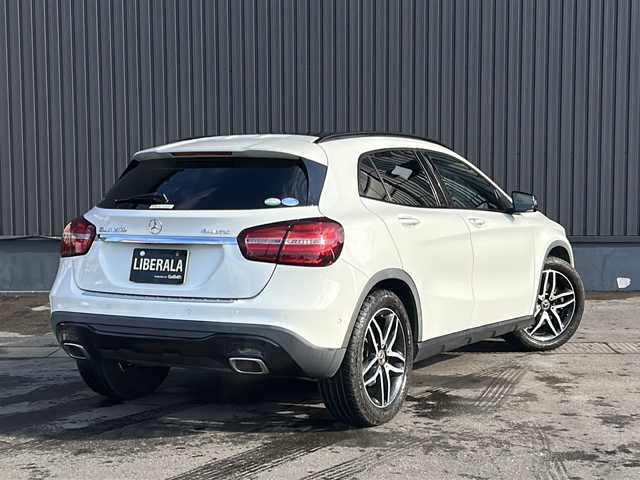 メルセデス・ベンツ ＧＬＡ２５０ 4マチック 青森県 2017(平29)年 4.6万km カルサイトホワイト オプション/パノラミックスライディングルーフ/レザーエクスクルーシブパッケージ/-本革シート/-メモリ付きパワーシート/-ブラッシュドアルミニウムインテリアトリム/-マルチカラーアンビエントライト/-harman/kardonサラウンドサウンド/-ベーシックパッケージプラス/レーダーセーフティパッケージ/-ブラインドスポットアシスト/-ディスタンスパイロットディストロニック/-レーンキーピングアシスト/-PRE SAFE/COMMANDシステムナビゲーション/-HDDナビ/フルセグTV/ETC2.0/(CD/DVD/Bluetooth/USB/CarPlay)/主要装備/バックカメラ/シートヒーター/パドルシフト/パワーバックドア/ダウンヒルアシスト/GPSレーダー探知機/純正18インチアルミホイール/HIDヘッドライト/ハイビームアシスト/ワンオーナー
