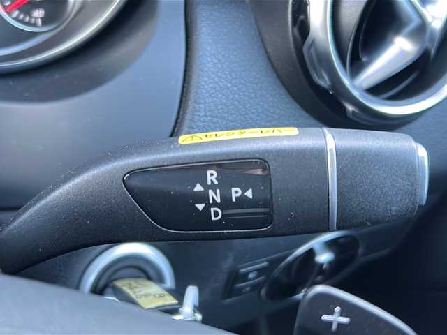 メルセデス・ベンツ ＧＬＡ２５０ 4マチック 青森県 2017(平29)年 4.6万km カルサイトホワイト オプション/パノラミックスライディングルーフ/レザーエクスクルーシブパッケージ/-本革シート/-メモリ付きパワーシート/-ブラッシュドアルミニウムインテリアトリム/-マルチカラーアンビエントライト/-harman/kardonサラウンドサウンド/-ベーシックパッケージプラス/レーダーセーフティパッケージ/-ブラインドスポットアシスト/-ディスタンスパイロットディストロニック/-レーンキーピングアシスト/-PRE SAFE/COMMANDシステムナビゲーション/-HDDナビ/フルセグTV/ETC2.0/(CD/DVD/Bluetooth/USB/CarPlay)/主要装備/バックカメラ/シートヒーター/パドルシフト/パワーバックドア/ダウンヒルアシスト/GPSレーダー探知機/純正18インチアルミホイール/HIDヘッドライト/ハイビームアシスト/ワンオーナー