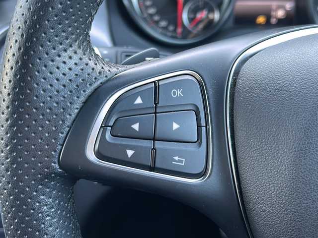 メルセデス・ベンツ ＧＬＡ２５０ 4マチック 青森県 2017(平29)年 4.6万km カルサイトホワイト オプション/パノラミックスライディングルーフ/レザーエクスクルーシブパッケージ/-本革シート/-メモリ付きパワーシート/-ブラッシュドアルミニウムインテリアトリム/-マルチカラーアンビエントライト/-harman/kardonサラウンドサウンド/-ベーシックパッケージプラス/レーダーセーフティパッケージ/-ブラインドスポットアシスト/-ディスタンスパイロットディストロニック/-レーンキーピングアシスト/-PRE SAFE/COMMANDシステムナビゲーション/-HDDナビ/フルセグTV/ETC2.0/(CD/DVD/Bluetooth/USB/CarPlay)/主要装備/バックカメラ/シートヒーター/パドルシフト/パワーバックドア/ダウンヒルアシスト/GPSレーダー探知機/純正18インチアルミホイール/HIDヘッドライト/ハイビームアシスト/ワンオーナー