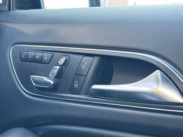 メルセデス・ベンツ ＧＬＡ２５０ 4マチック 青森県 2017(平29)年 4.6万km カルサイトホワイト オプション/パノラミックスライディングルーフ/レザーエクスクルーシブパッケージ/-本革シート/-メモリ付きパワーシート/-ブラッシュドアルミニウムインテリアトリム/-マルチカラーアンビエントライト/-harman/kardonサラウンドサウンド/-ベーシックパッケージプラス/レーダーセーフティパッケージ/-ブラインドスポットアシスト/-ディスタンスパイロットディストロニック/-レーンキーピングアシスト/-PRE SAFE/COMMANDシステムナビゲーション/-HDDナビ/フルセグTV/ETC2.0/(CD/DVD/Bluetooth/USB/CarPlay)/主要装備/バックカメラ/シートヒーター/パドルシフト/パワーバックドア/ダウンヒルアシスト/GPSレーダー探知機/純正18インチアルミホイール/HIDヘッドライト/ハイビームアシスト/ワンオーナー