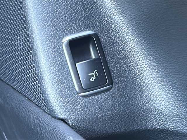 メルセデス・ベンツ ＧＬＡ２５０ 4マチック 青森県 2017(平29)年 4.6万km カルサイトホワイト オプション/パノラミックスライディングルーフ/レザーエクスクルーシブパッケージ/-本革シート/-メモリ付きパワーシート/-ブラッシュドアルミニウムインテリアトリム/-マルチカラーアンビエントライト/-harman/kardonサラウンドサウンド/-ベーシックパッケージプラス/レーダーセーフティパッケージ/-ブラインドスポットアシスト/-ディスタンスパイロットディストロニック/-レーンキーピングアシスト/-PRE SAFE/COMMANDシステムナビゲーション/-HDDナビ/フルセグTV/ETC2.0/(CD/DVD/Bluetooth/USB/CarPlay)/主要装備/バックカメラ/シートヒーター/パドルシフト/パワーバックドア/ダウンヒルアシスト/GPSレーダー探知機/純正18インチアルミホイール/HIDヘッドライト/ハイビームアシスト/ワンオーナー