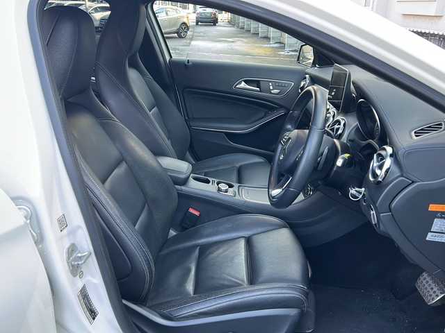 メルセデス・ベンツ ＧＬＡ２５０ 4マチック 青森県 2017(平29)年 4.6万km カルサイトホワイト オプション/パノラミックスライディングルーフ/レザーエクスクルーシブパッケージ/-本革シート/-メモリ付きパワーシート/-ブラッシュドアルミニウムインテリアトリム/-マルチカラーアンビエントライト/-harman/kardonサラウンドサウンド/-ベーシックパッケージプラス/レーダーセーフティパッケージ/-ブラインドスポットアシスト/-ディスタンスパイロットディストロニック/-レーンキーピングアシスト/-PRE SAFE/COMMANDシステムナビゲーション/-HDDナビ/フルセグTV/ETC2.0/(CD/DVD/Bluetooth/USB/CarPlay)/主要装備/バックカメラ/シートヒーター/パドルシフト/パワーバックドア/ダウンヒルアシスト/GPSレーダー探知機/純正18インチアルミホイール/HIDヘッドライト/ハイビームアシスト/ワンオーナー