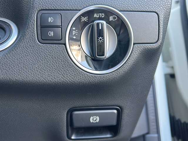 メルセデス・ベンツ ＧＬＡ２５０ 4マチック 青森県 2017(平29)年 4.6万km カルサイトホワイト オプション/パノラミックスライディングルーフ/レザーエクスクルーシブパッケージ/-本革シート/-メモリ付きパワーシート/-ブラッシュドアルミニウムインテリアトリム/-マルチカラーアンビエントライト/-harman/kardonサラウンドサウンド/-ベーシックパッケージプラス/レーダーセーフティパッケージ/-ブラインドスポットアシスト/-ディスタンスパイロットディストロニック/-レーンキーピングアシスト/-PRE SAFE/COMMANDシステムナビゲーション/-HDDナビ/フルセグTV/ETC2.0/(CD/DVD/Bluetooth/USB/CarPlay)/主要装備/バックカメラ/シートヒーター/パドルシフト/パワーバックドア/ダウンヒルアシスト/GPSレーダー探知機/純正18インチアルミホイール/HIDヘッドライト/ハイビームアシスト/ワンオーナー