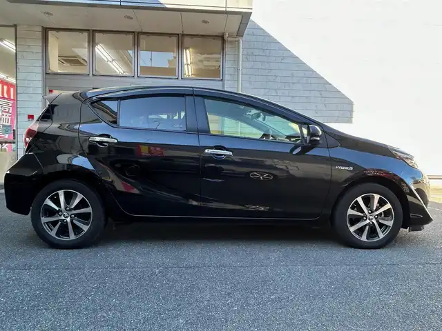 トヨタ アクア S スタイルブラック 愛知県 2019(令1)年 5.5万km ブラックマイカ ワンオーナー/TOYOTA SAFETY SENSE/・プリクラッシュセーフティ/・レーンディパーチャーアラート/・オートマチックハイビーム/・先行車発進告知/インテリジェントクリアランスソナー/　〈パーキングサポートブレーキ付〉/純正SDナビ〈NSCN-W68〉/・CD／Bluetooth／ワンセグTV/バックカメラ/純正LEDヘッドライト/純正ビルトインETC/運転席アームレスト/シルバーステッチ入ブラックシート/純オプション15インチAW/スマートキー＆プッシュスタート/コムテック製前後ドライブレコーダー〈ZDR-015〉