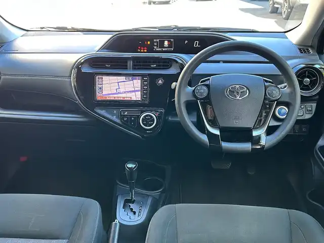 トヨタ アクア S スタイルブラック 愛知県 2019(令1)年 5.5万km ブラックマイカ ワンオーナー/TOYOTA SAFETY SENSE/・プリクラッシュセーフティ/・レーンディパーチャーアラート/・オートマチックハイビーム/・先行車発進告知/インテリジェントクリアランスソナー/　〈パーキングサポートブレーキ付〉/純正SDナビ〈NSCN-W68〉/・CD／Bluetooth／ワンセグTV/バックカメラ/純正LEDヘッドライト/純正ビルトインETC/運転席アームレスト/シルバーステッチ入ブラックシート/純オプション15インチAW/スマートキー＆プッシュスタート/コムテック製前後ドライブレコーダー〈ZDR-015〉