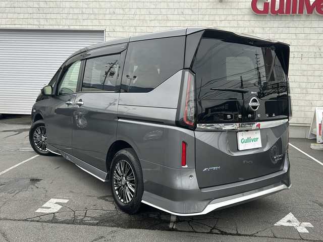 日産 セレナ e－4ORCE オーテック 長野県 2024(令6)年 1.1万km ダークメタルグレー ・社外8インチメモリーナビゲーション/CD DVD フルセグTV Bluetooth/・全方位カメラ/・ETC/・プロパイロット/・レーンキープアシスト/・オートマチックハイビーム/・ブラインドスポットモニター/・ステアリングヒーター/・シートヒーター(D/N)/・純正16インチアルミホイール/・LEDヘッドライト/・オートライト/・フォグライト/・両側パワースライドドア/・アイドリングストップ/・横滑り防止装置/・