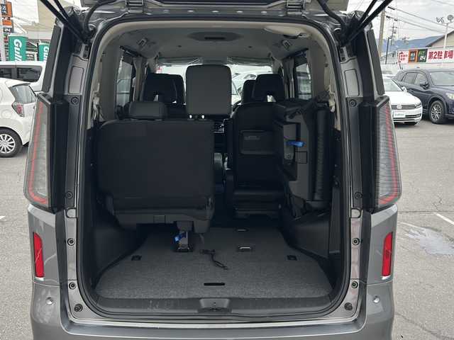 日産 セレナ e－4ORCE オーテック 長野県 2024(令6)年 1.1万km ダークメタルグレー ・社外8インチメモリーナビゲーション/CD DVD フルセグTV Bluetooth/・全方位カメラ/・ETC/・プロパイロット/・レーンキープアシスト/・オートマチックハイビーム/・ブラインドスポットモニター/・ステアリングヒーター/・シートヒーター(D/N)/・純正16インチアルミホイール/・LEDヘッドライト/・オートライト/・フォグライト/・両側パワースライドドア/・アイドリングストップ/・横滑り防止装置/・