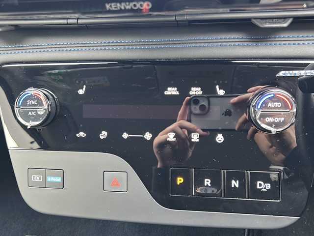 日産 セレナ e－4ORCE オーテック 長野県 2024(令6)年 1.1万km ダークメタルグレー ・社外8インチメモリーナビゲーション/CD DVD フルセグTV Bluetooth/・全方位カメラ/・ETC/・プロパイロット/・レーンキープアシスト/・オートマチックハイビーム/・ブラインドスポットモニター/・ステアリングヒーター/・シートヒーター(D/N)/・純正16インチアルミホイール/・LEDヘッドライト/・オートライト/・フォグライト/・両側パワースライドドア/・アイドリングストップ/・横滑り防止装置/・