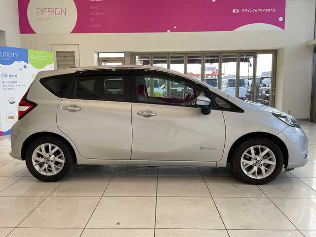 日産 ノート e－パワー X Vセレクション 埼玉県 2020(令2)年 3.6万km ブリリアントシルバー エマージェンシーブレーキ/純正ナビ/　　CD/DVD/BT/フルセグTV/アラウンドビューモニター/インテリジェントクルーズコントロール/LEDオートライト/純正15インチAW/インテリジェントルームミラー/プッシュスタート/ETC/禁煙車