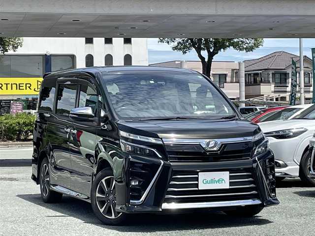 トヨタ ヴォクシー ZS 煌 熊本県 2018(平30)年 8.4万km イナズマスパーキングブラックガラスフレーク 衝突軽減ブレーキ/レーンキープアシスト/プッシュスタート/アルパイン製ナビ/（CD・DVD・フルセグTV・BTオーディオ・SD）/バックカメラ/ビルトインETC/純正16インチAW/両側パワースライドドア/クルーズコントロール/LEDヘッドライト/オートライト/フォグライト/横滑り防止装置/ウィンカーミラー/純正フロアマット/純正ドアバイザー/スマートスペアキー×1本