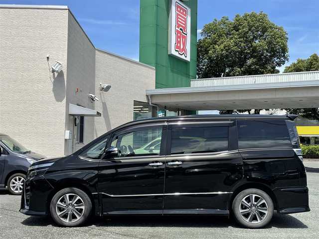 トヨタ ヴォクシー ZS 煌 熊本県 2018(平30)年 8.4万km イナズマスパーキングブラックガラスフレーク 衝突軽減ブレーキ/レーンキープアシスト/プッシュスタート/アルパイン製ナビ/（CD・DVD・フルセグTV・BTオーディオ・SD）/バックカメラ/ビルトインETC/純正16インチAW/両側パワースライドドア/クルーズコントロール/LEDヘッドライト/オートライト/フォグライト/横滑り防止装置/ウィンカーミラー/純正フロアマット/純正ドアバイザー/スマートスペアキー×1本