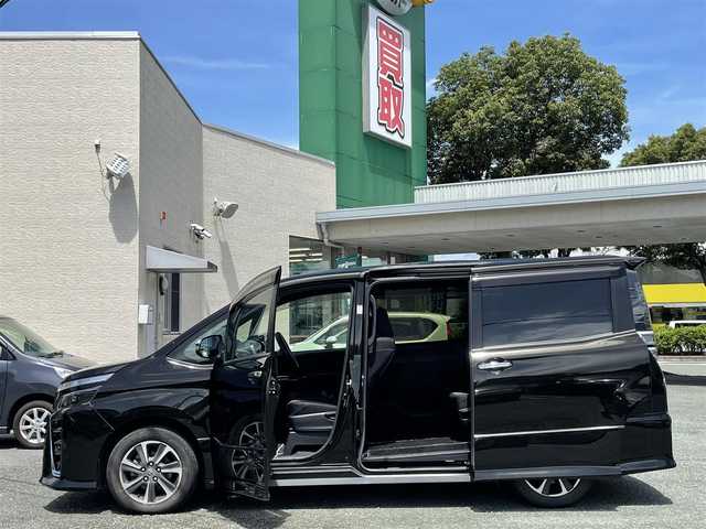 トヨタ ヴォクシー ZS 煌 熊本県 2018(平30)年 8.4万km イナズマスパーキングブラックガラスフレーク 衝突軽減ブレーキ/レーンキープアシスト/プッシュスタート/アルパイン製ナビ/（CD・DVD・フルセグTV・BTオーディオ・SD）/バックカメラ/ビルトインETC/純正16インチAW/両側パワースライドドア/クルーズコントロール/LEDヘッドライト/オートライト/フォグライト/横滑り防止装置/ウィンカーミラー/純正フロアマット/純正ドアバイザー/スマートスペアキー×1本