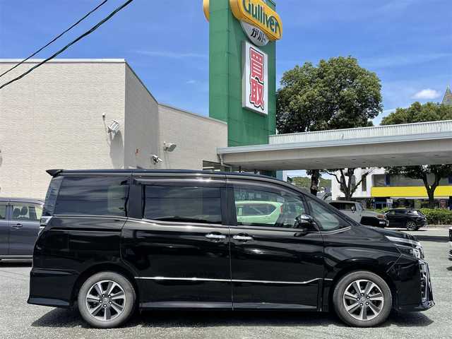 トヨタ ヴォクシー ZS 煌 熊本県 2018(平30)年 8.4万km イナズマスパーキングブラックガラスフレーク 衝突軽減ブレーキ/レーンキープアシスト/プッシュスタート/アルパイン製ナビ/（CD・DVD・フルセグTV・BTオーディオ・SD）/バックカメラ/ビルトインETC/純正16インチAW/両側パワースライドドア/クルーズコントロール/LEDヘッドライト/オートライト/フォグライト/横滑り防止装置/ウィンカーミラー/純正フロアマット/純正ドアバイザー/スマートスペアキー×1本
