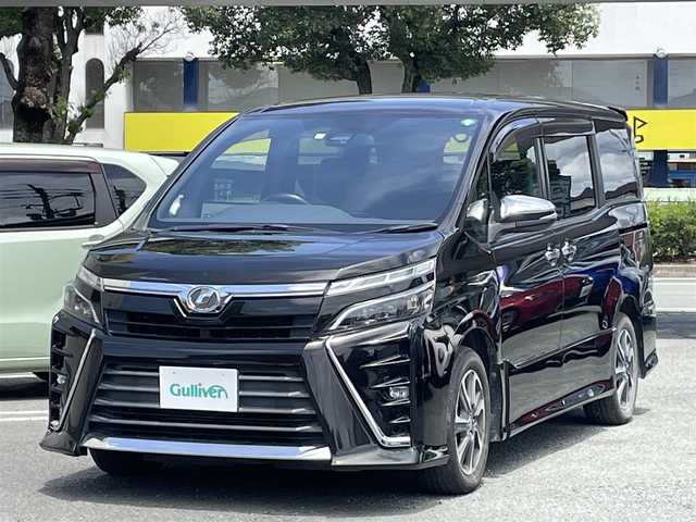 トヨタ ヴォクシー ZS 煌 熊本県 2018(平30)年 8.4万km イナズマスパーキングブラックガラスフレーク 衝突軽減ブレーキ/レーンキープアシスト/プッシュスタート/アルパイン製ナビ/（CD・DVD・フルセグTV・BTオーディオ・SD）/バックカメラ/ビルトインETC/純正16インチAW/両側パワースライドドア/クルーズコントロール/LEDヘッドライト/オートライト/フォグライト/横滑り防止装置/ウィンカーミラー/純正フロアマット/純正ドアバイザー/スマートスペアキー×1本