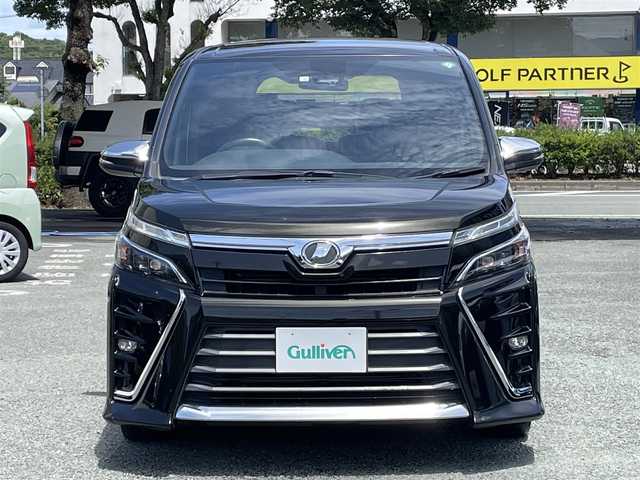トヨタ ヴォクシー ZS 煌 熊本県 2018(平30)年 8.4万km イナズマスパーキングブラックガラスフレーク 衝突軽減ブレーキ/レーンキープアシスト/プッシュスタート/アルパイン製ナビ/（CD・DVD・フルセグTV・BTオーディオ・SD）/バックカメラ/ビルトインETC/純正16インチAW/両側パワースライドドア/クルーズコントロール/LEDヘッドライト/オートライト/フォグライト/横滑り防止装置/ウィンカーミラー/純正フロアマット/純正ドアバイザー/スマートスペアキー×1本
